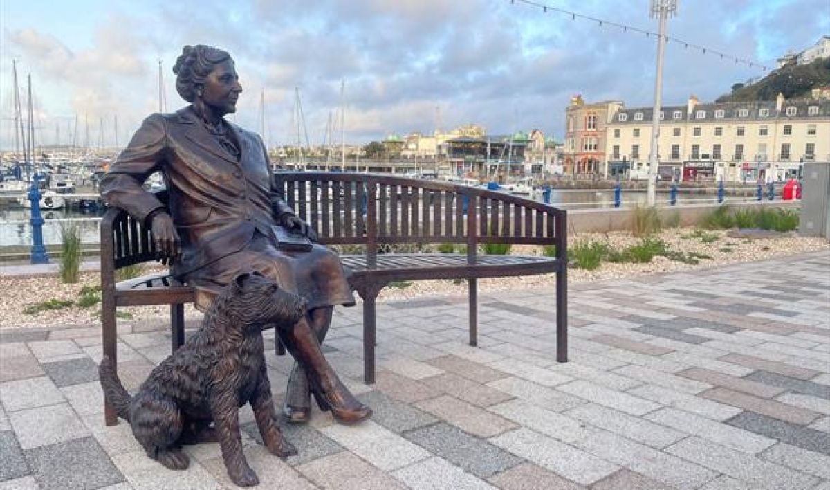 agatha christie bench